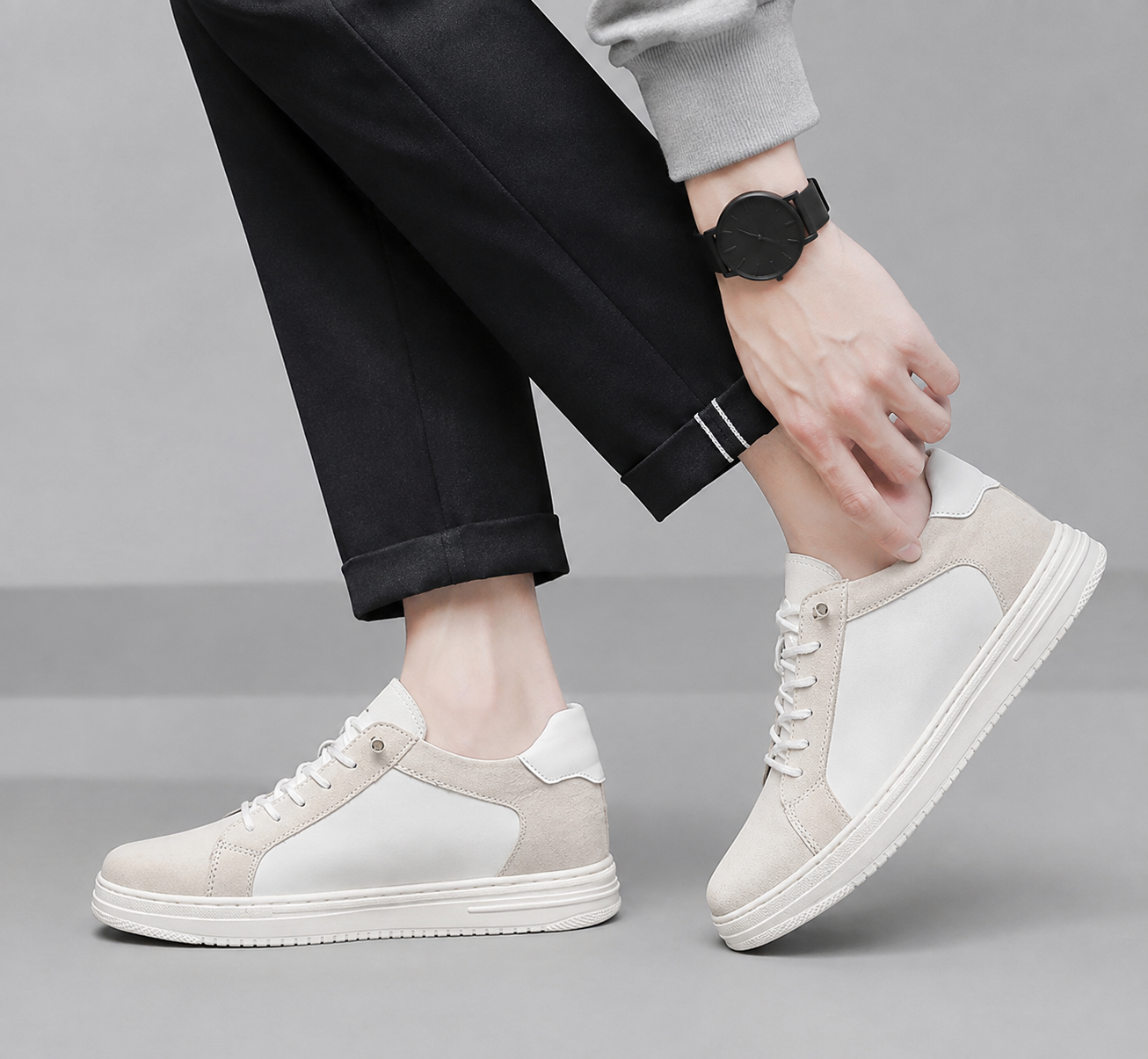 Sneakers rehaussantes noires portées avec un jean noir